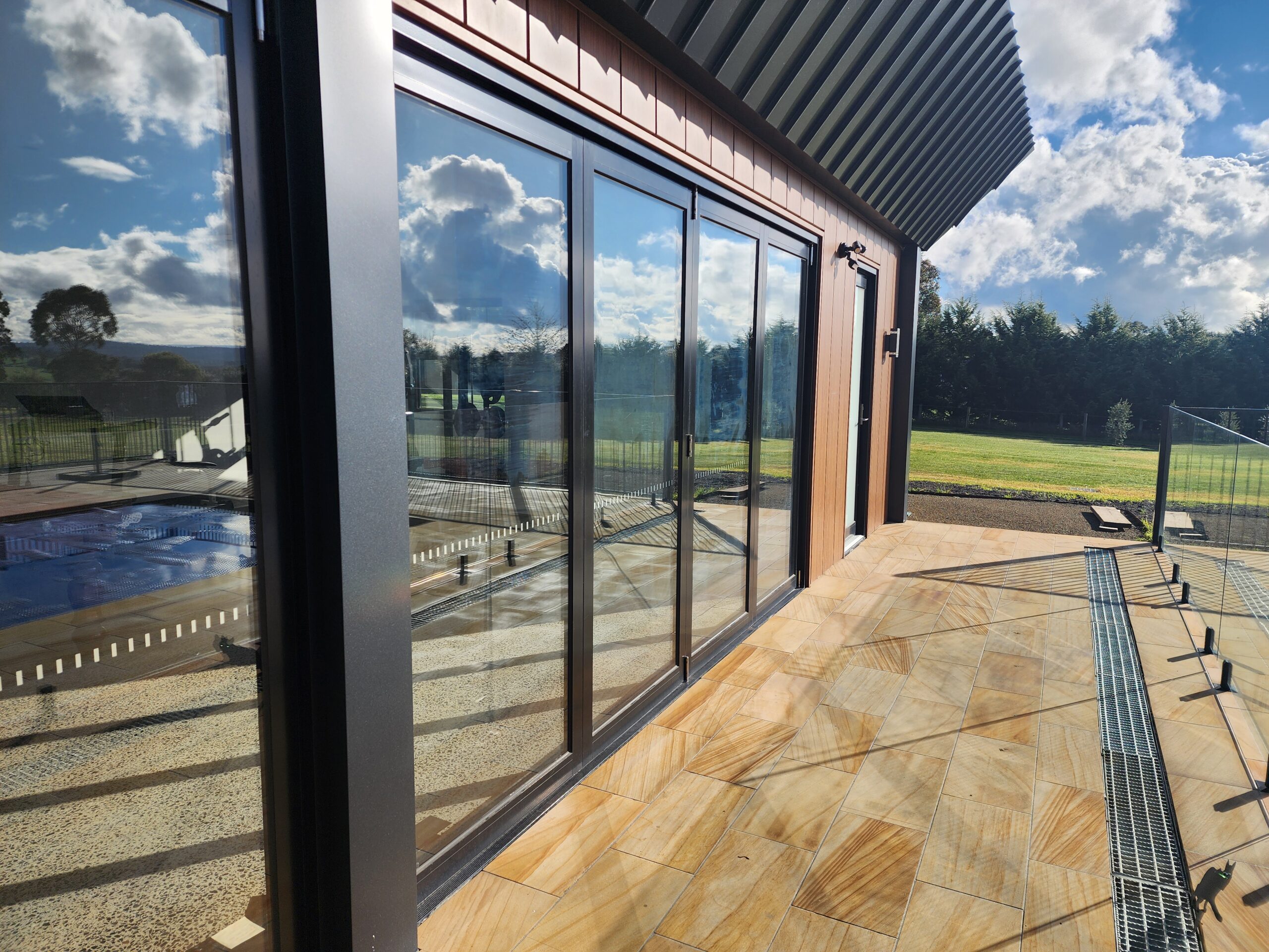 Poolhouse - Wenro Windows