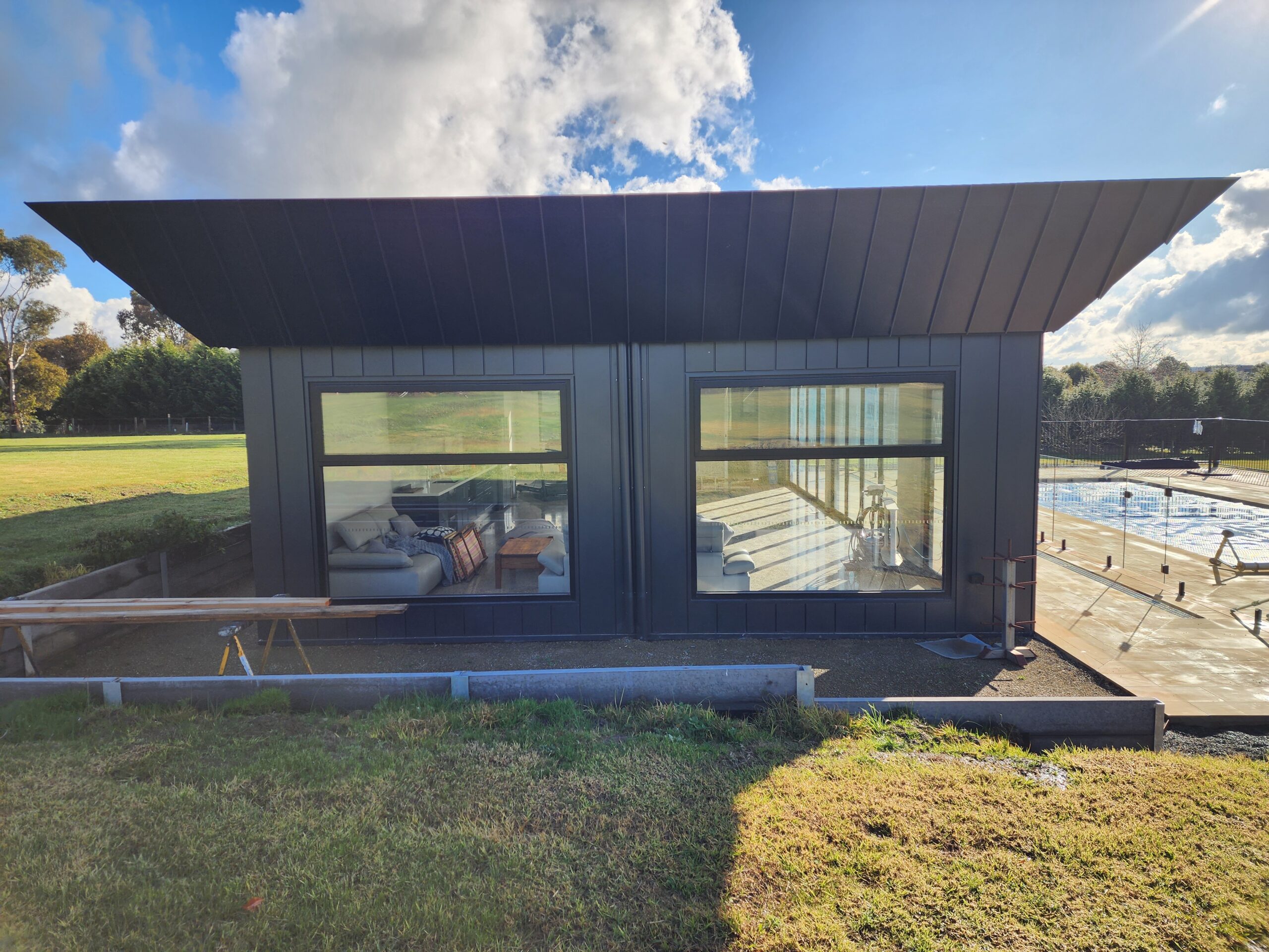 Poolhouse - Wenro Windows