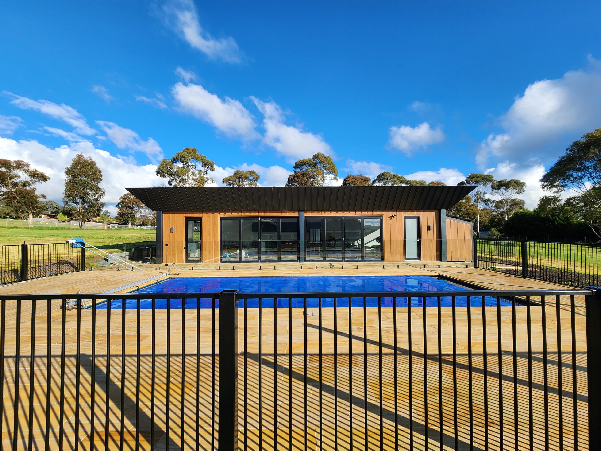 Poolhouse - Wenro Windows
